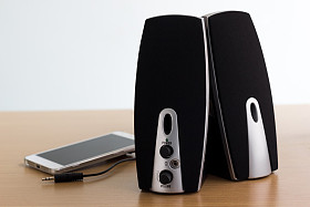 音箱，配上木制的智能手机图片