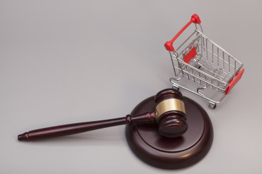 購物車灰色背景的正義木槌