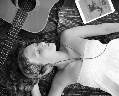 美麗的女人，毯子上