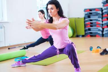 健康的女性做侧弓步照片