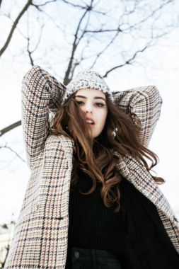 年輕漂亮的街道，存貯器的時尚現(xiàn)代時髦女孩的外面