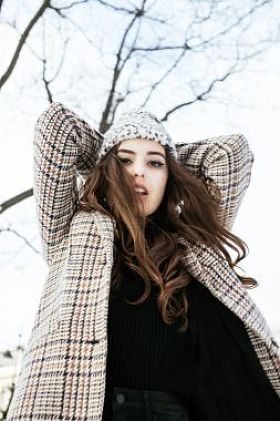 年轻漂亮的街道，存贮器的时尚现代时髦女孩的外面