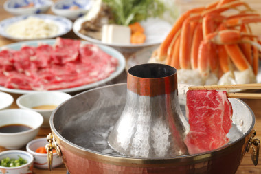 新鮮的牛肉火鍋和蟹泰式風