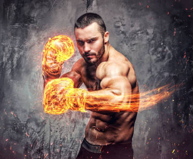 光着膀子战斗机与燃烧拳击手手套