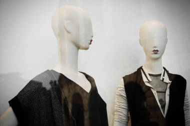 穿好衣服的模特在精品窗口