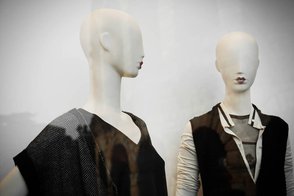 穿好衣服的模特在精品窗口 穿好衣服的模特在精品窗口