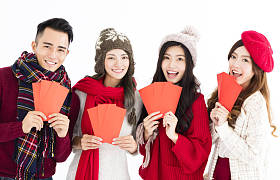 快乐的农历新年。青年组显示红色信
