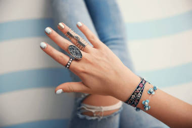 女手上颜色背景的珠宝图片