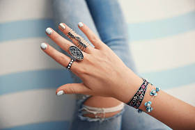 女手上颜色背景的珠宝图片