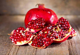 石榴木桌子上照片