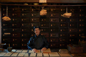 男子在老草药商店图片