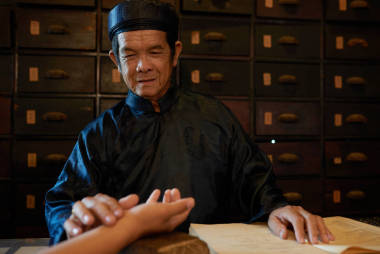 檢查病人的脈搏的人