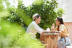 坐在户外咖啡馆的夫妇图片