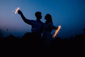 夫妇抱住对方图片