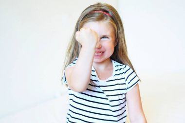 憤怒的蹣跚學步的小女孩