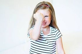 愤怒的蹒跚学步的小女孩