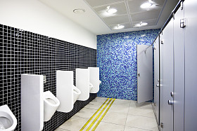 公共厕所隔间和小便池图片