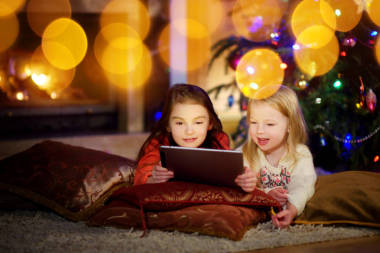 使用 tablet pc 的兩個(gè)可愛的小姐妹