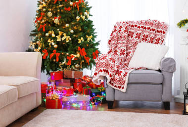 美丽的客厅装饰的圣诞礼物图片