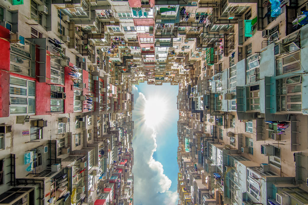从建筑的底部查看图片