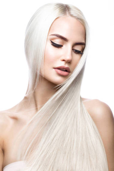 美麗的金發(fā)女孩，在移動(dòng)與完美光滑的頭發(fā)和經(jīng)典的化妝。美麗的臉