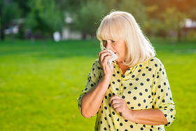 老太太用餐巾擦拭鼻子.图片