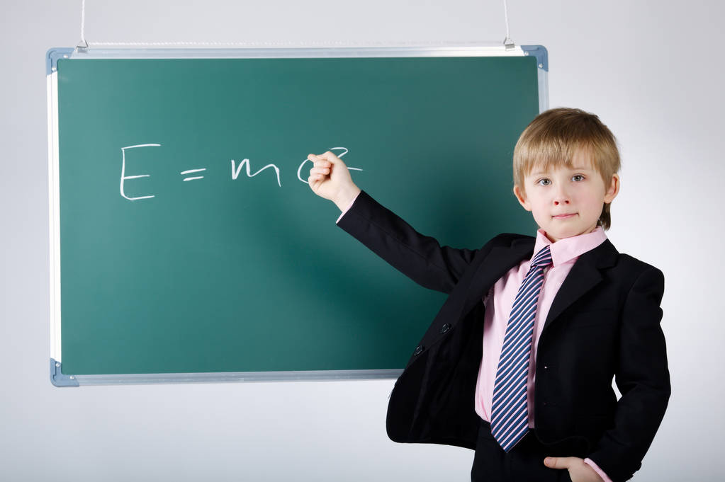 黑板上的小滑稽男孩 黑板上的小滑稽男孩