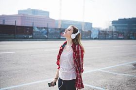 女人在听音乐的城