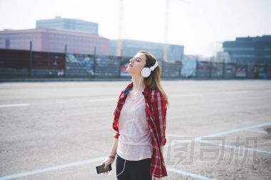 女人在聽(tīng)音樂(lè)的城