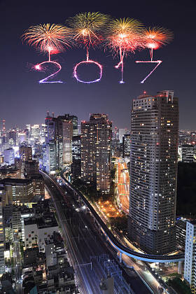 在晚上，日本东京城市景观 2017年快乐新年烟花