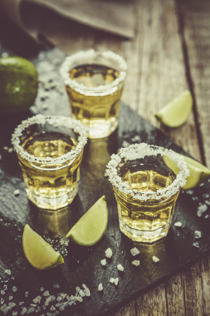 与石灰和盐金龙舌兰酒