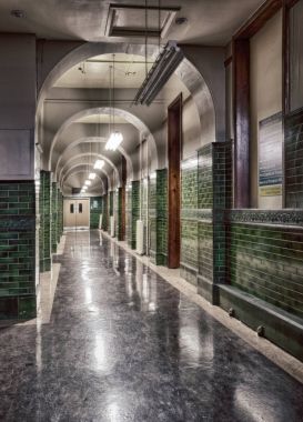 被遺棄的學(xué)校走廊