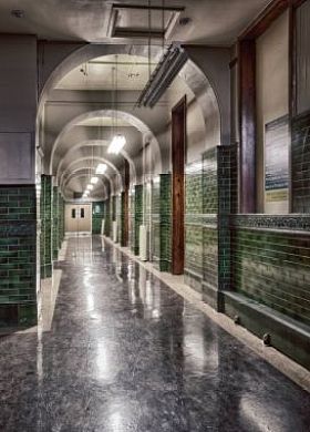 被遗弃的学校走廊