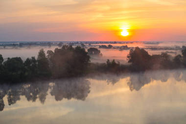 湖上日出霧上午