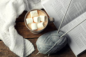 热饮料和果汁软糖在桌子上，顶视图