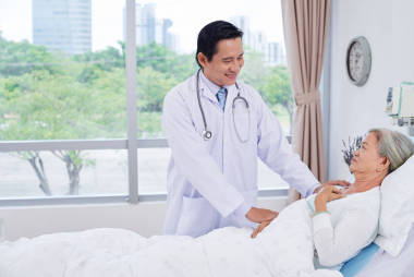 醫(yī)生支持女人