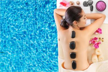 女人接受热石按摩