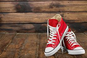 双新红色运动鞋图片