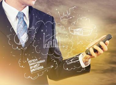 使用智能手机的商人图片