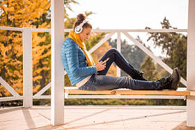 耳机的美丽女人图片