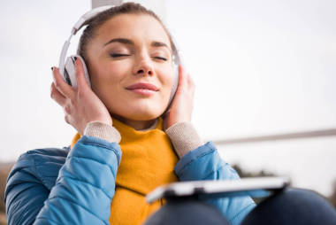 美麗的女人在聽音樂的耳機圖片