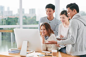学生们聚集在计算机图片