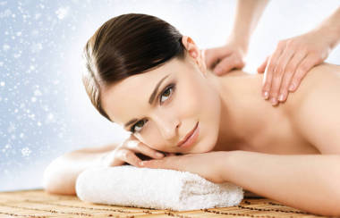 年轻的天然女子 spa 按摩