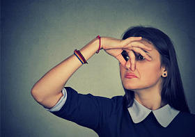 女人捏鼻子看起来令人厌恶东西臭难闻的气味