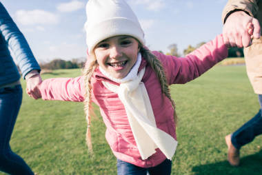 小女孩微笑著與父母開心圖片