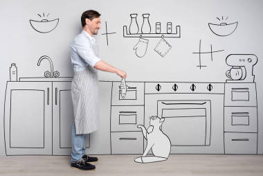 喂貓的快樂帥哥