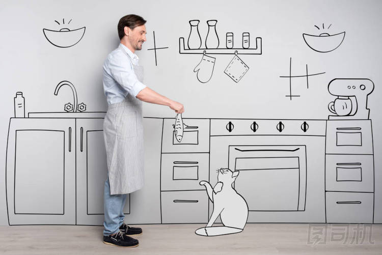 喂貓的快樂(lè)帥哥