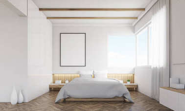 臥室，沙發(fā)和裝裱的海報(bào)前面