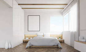 卧室，沙发和装裱的海报前面