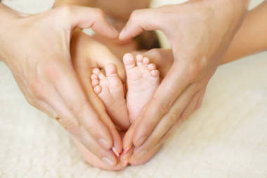 媽媽和爸爸的手︰ 背景模糊的嬰兒